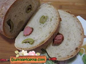 Pane arrotolato con wurstel e olive verdi