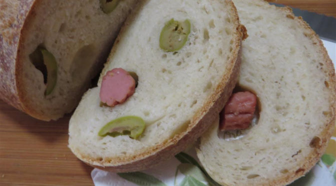Pane arrotolato con wurstel e olive verdi