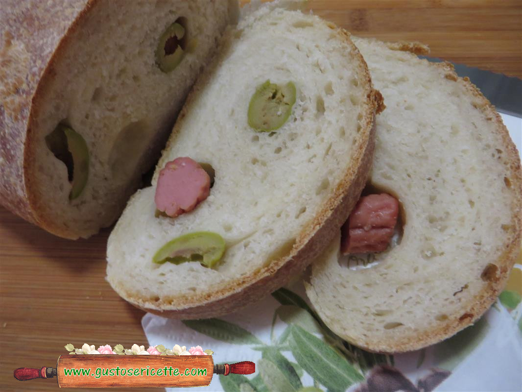 Pane arrotolato con wurstel e olive verdi