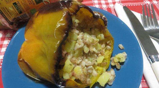 Peperoni ripieni con farro e patate