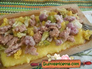 Polenta con salsiccia e cavolfiori colorati