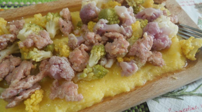 Polenta con salsiccia e cavolfiori colorati