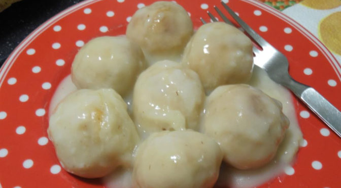 Polpette patate e salmone su roux di vino bianco