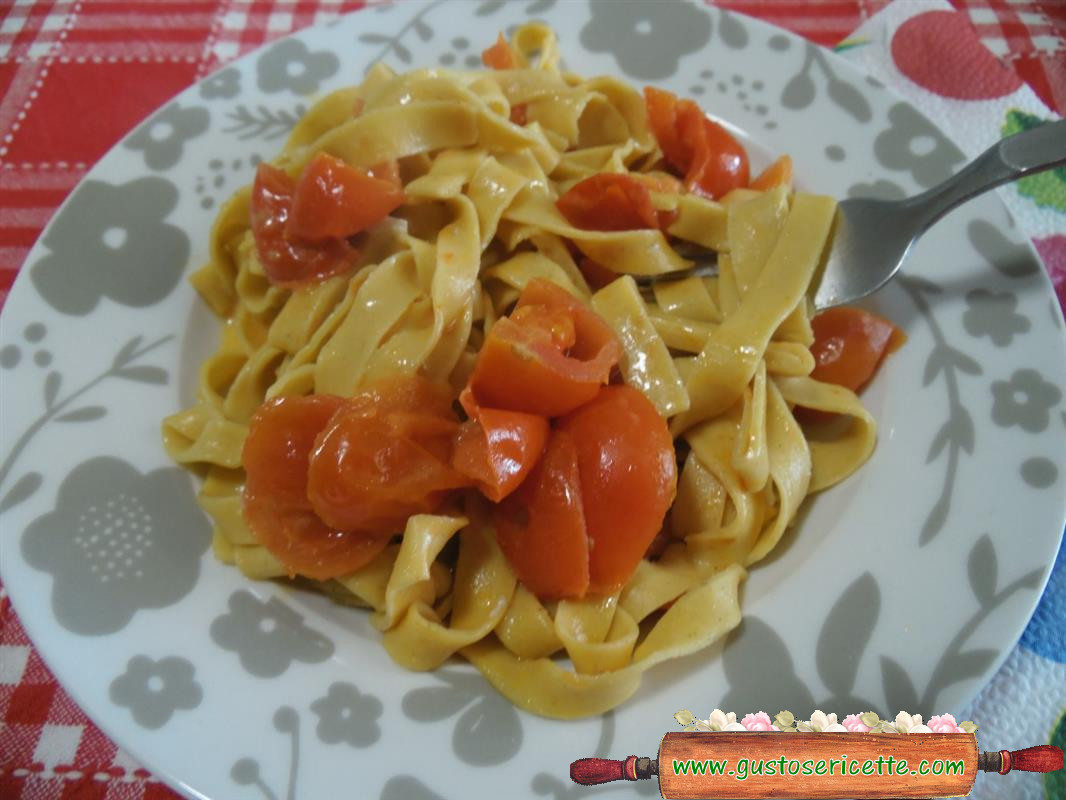 Tagliatelle con farina di lupini pomodorini  e gorgonzola