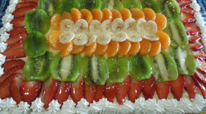 Torta soffice alla frutta con frolla alle nocciole