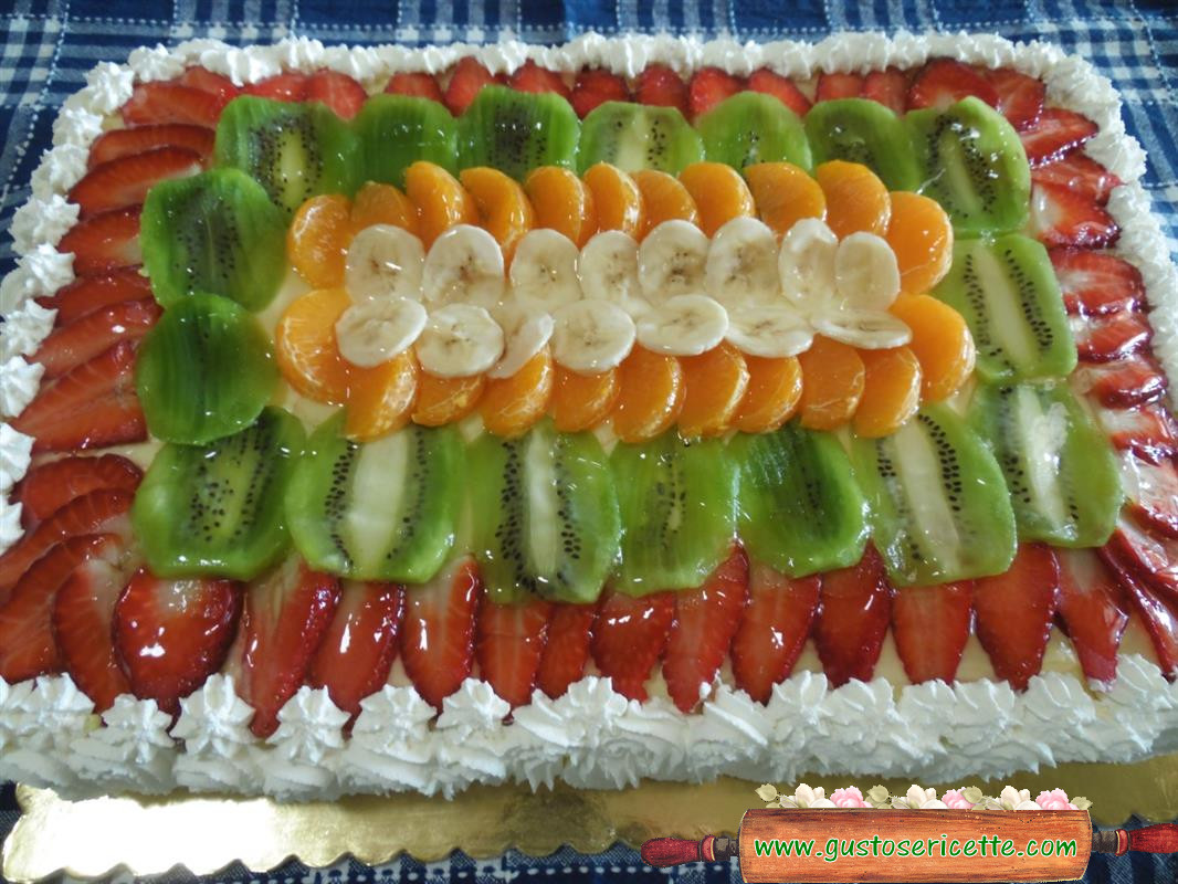 Torta soffice alla frutta con frolla alle nocciole