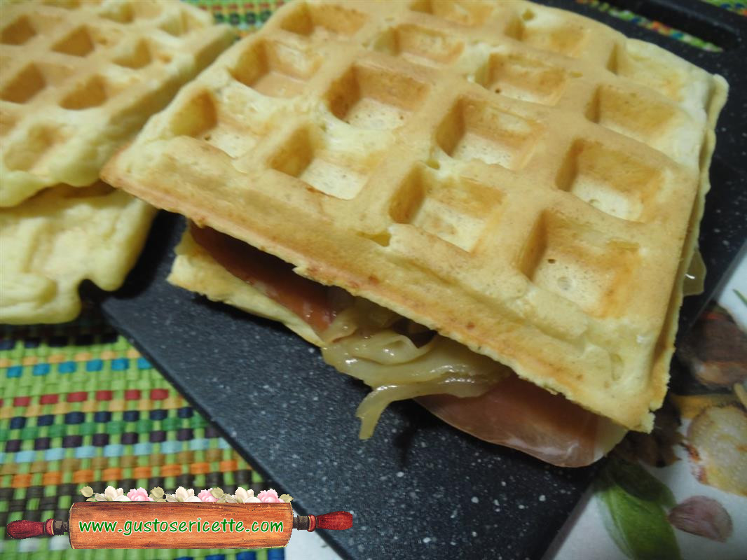 Waffel salati al curry e crauti