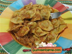 Cappelletti al ragù con farina di lupini