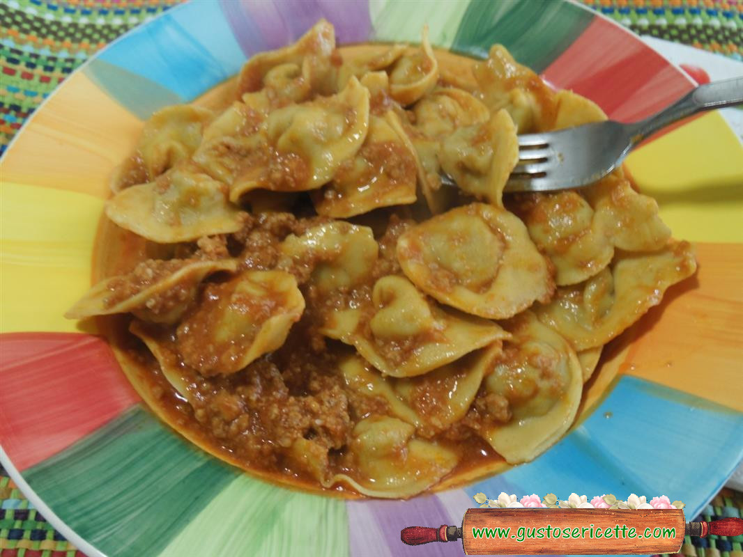 Cappelletti al ragù con farina di lupini