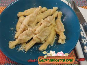 Caramelle di pasta con luganega cotte in brodo