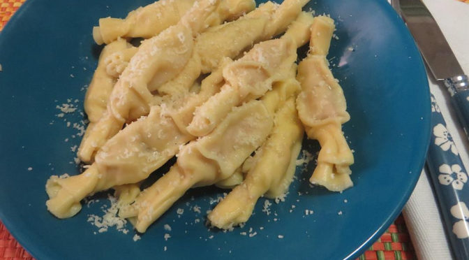 Caramelle di pasta con luganega cotte in brodo