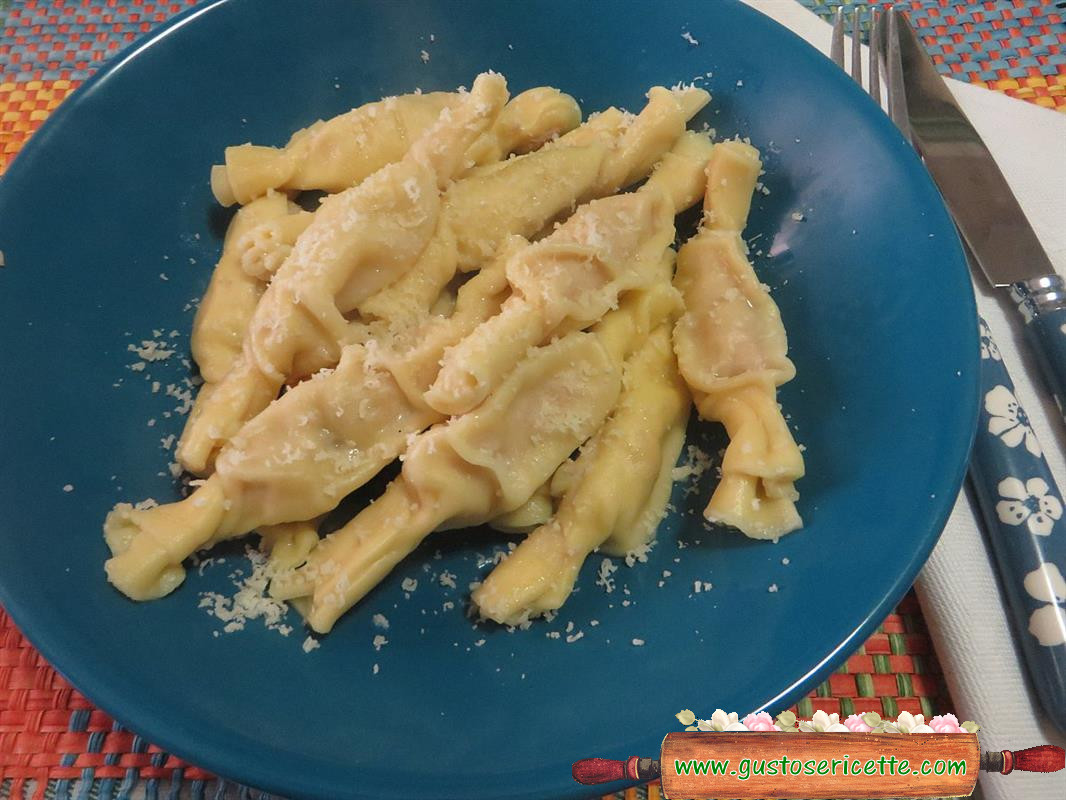 Caramelle di pasta con luganega cotte in brodo