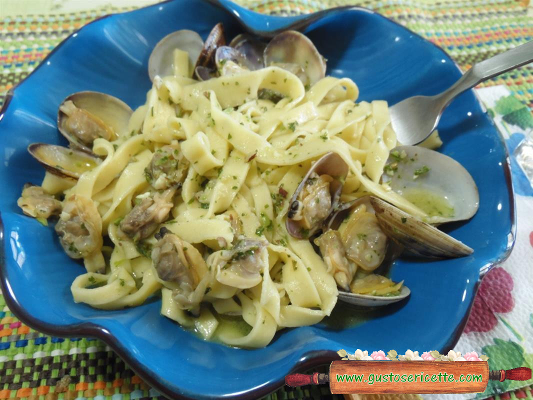 Fettuccine al kamut vongole e pesto