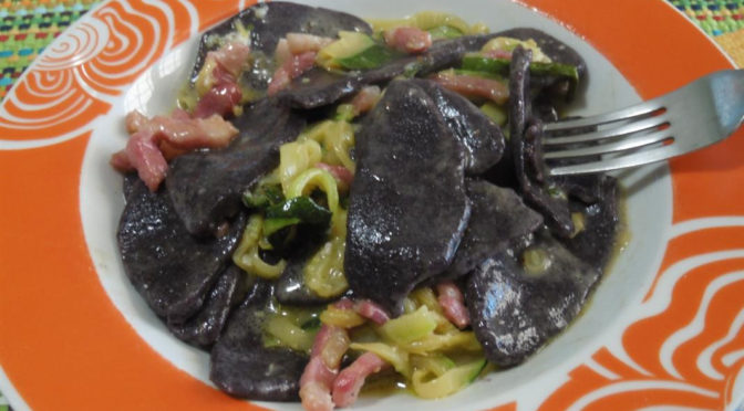 Gnocchi di riso nero zucchine e caprino