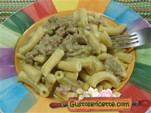 Maccheroni al kamut con fave salsiccia e taleggio