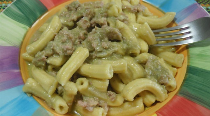 Maccheroni al kamut con fave salsiccia e taleggio