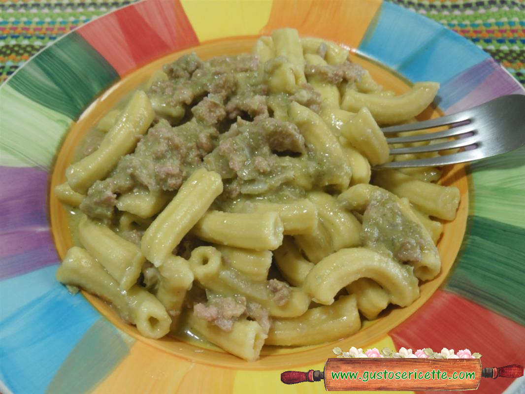 Maccheroni al kamut con fave salsiccia e taleggio