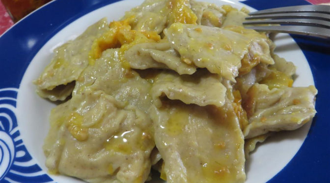 Ravioli di roveja con crema al salmone