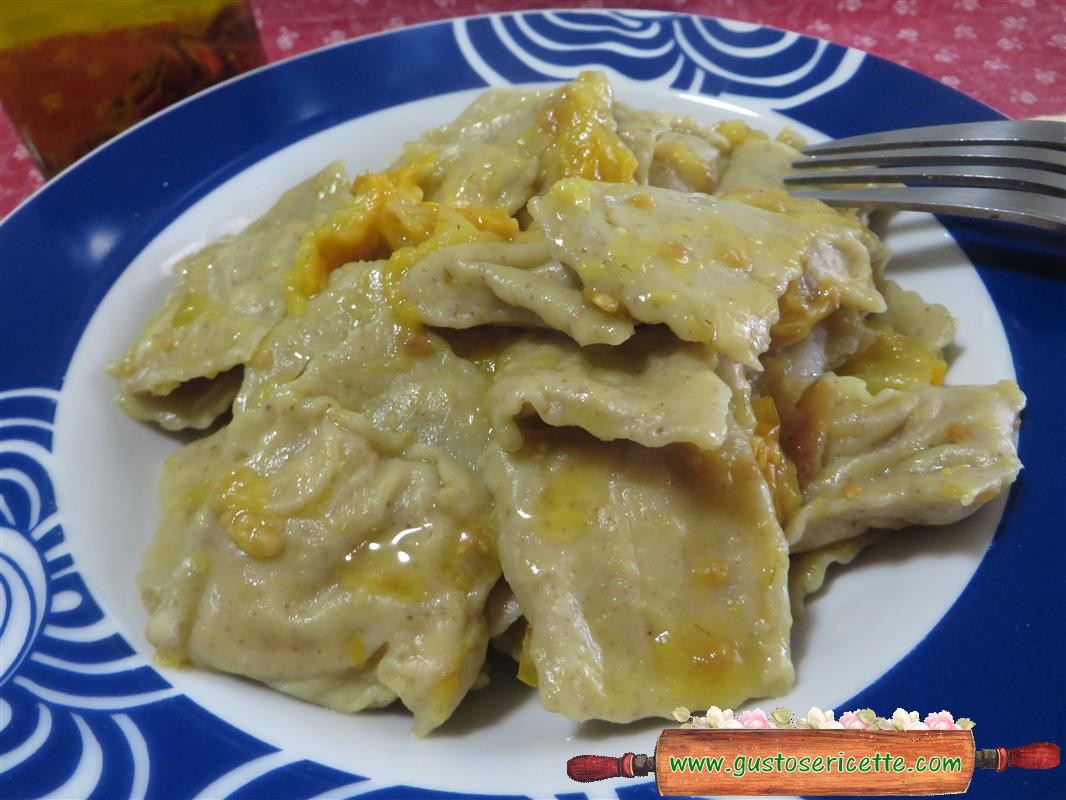 Ravioli di roveja con crema al salmone