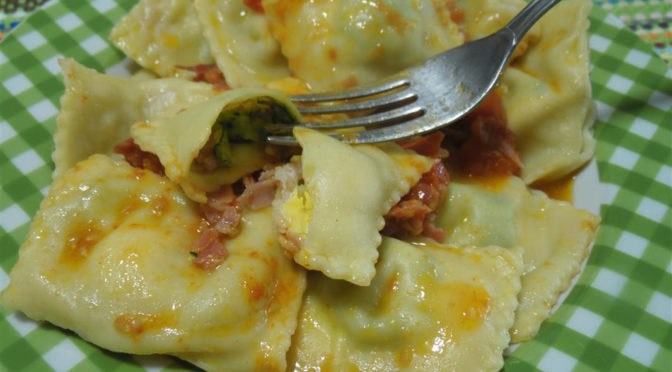Ravioli con speck e uova di quaglia