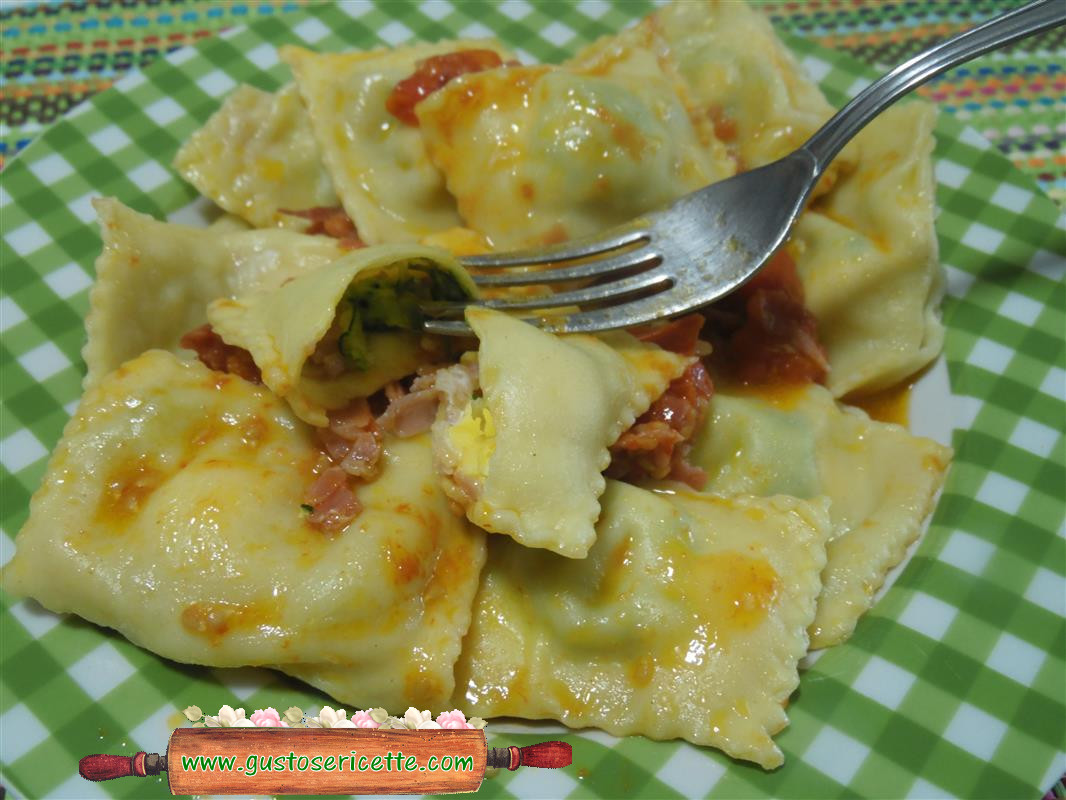 Ravioli con speck e uova di quaglia