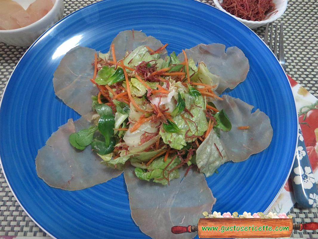 Insalata gustosa con bresaola di tacchino