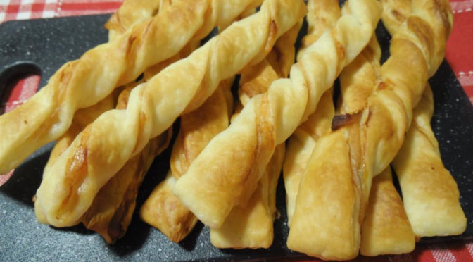 Torciglioni gustosi con pasta sfoglia e salmone affumicato