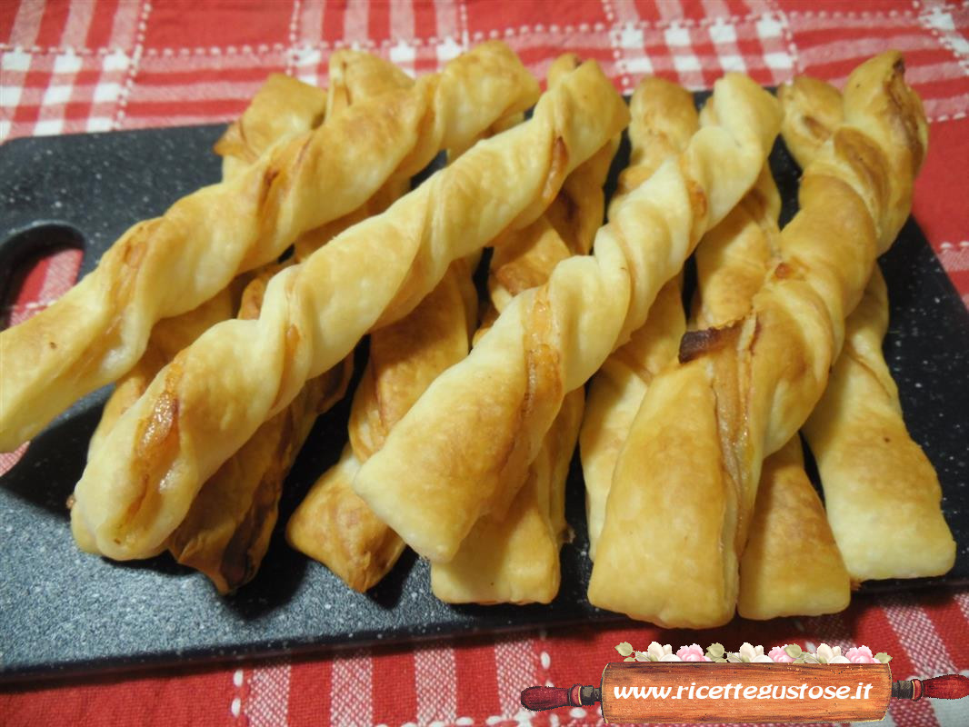 Torciglioni gustosi con pasta sfoglia e salmone affumicato