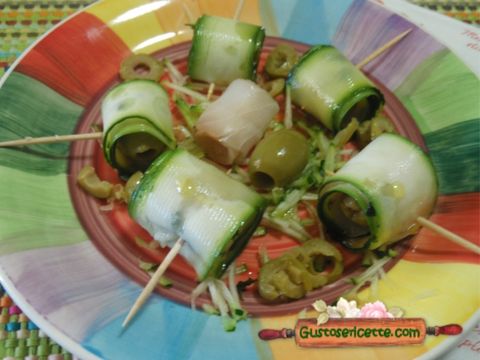 Involtini zucchine marinate e storione affumicato