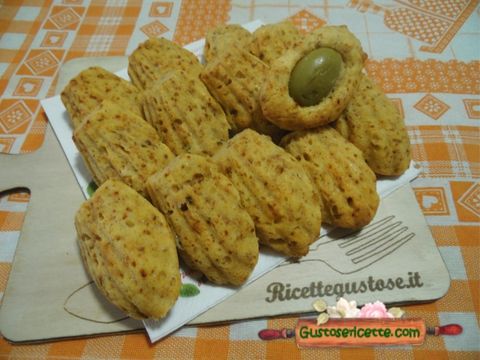 Madeleine salate ai peperoni cruschi e olive verdi