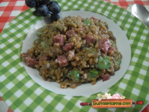 Risoni di legumi con uva fragola salame e formaggio