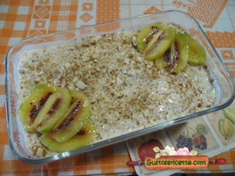 Tiramisù al kiwi rosso e mandorle con uova pastorizzate