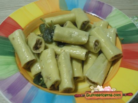 Maccheroni di pasta fresca ripieni al burro e salvia