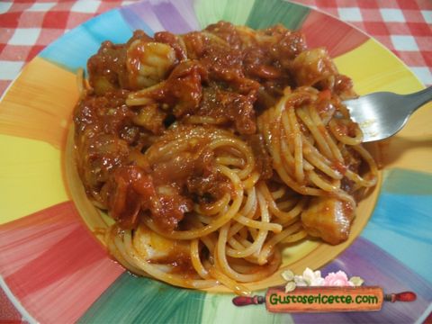 Spaghetti melanzane peperoni e rana pescatrice