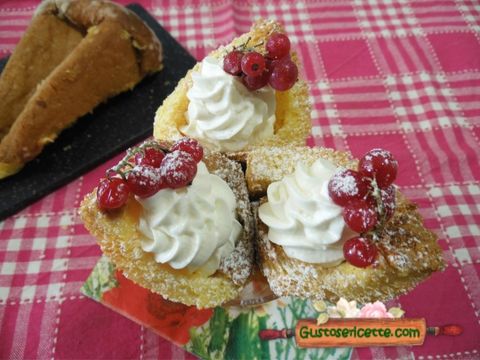 Coni di pandoro crema namelaka e frutti di bosco