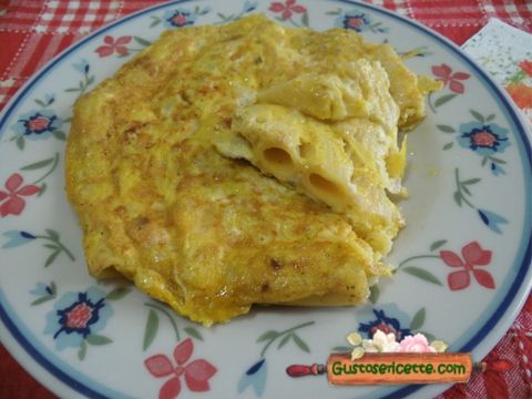 Frittata di pasta curcuma e formaggio