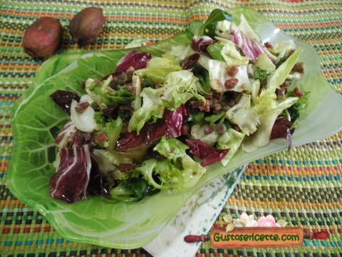 Insalata sfiziosa con taralli e finger lime