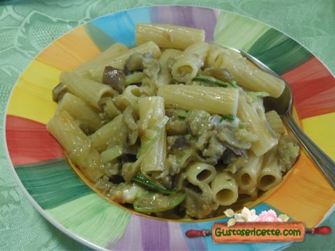 Pasta melanzane zucchine e blu di capra