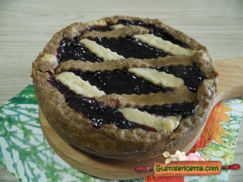 Crostata due strati con marmellata di uva fragola