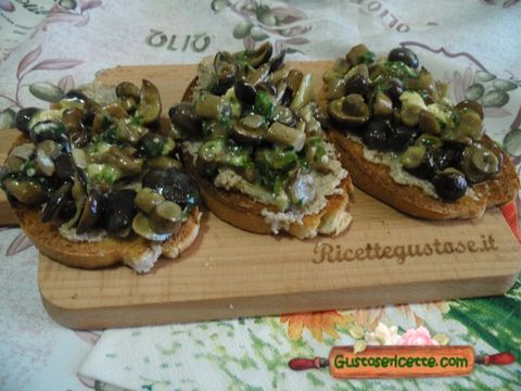 Crostini funghi pioppini erba fungo e reblochon