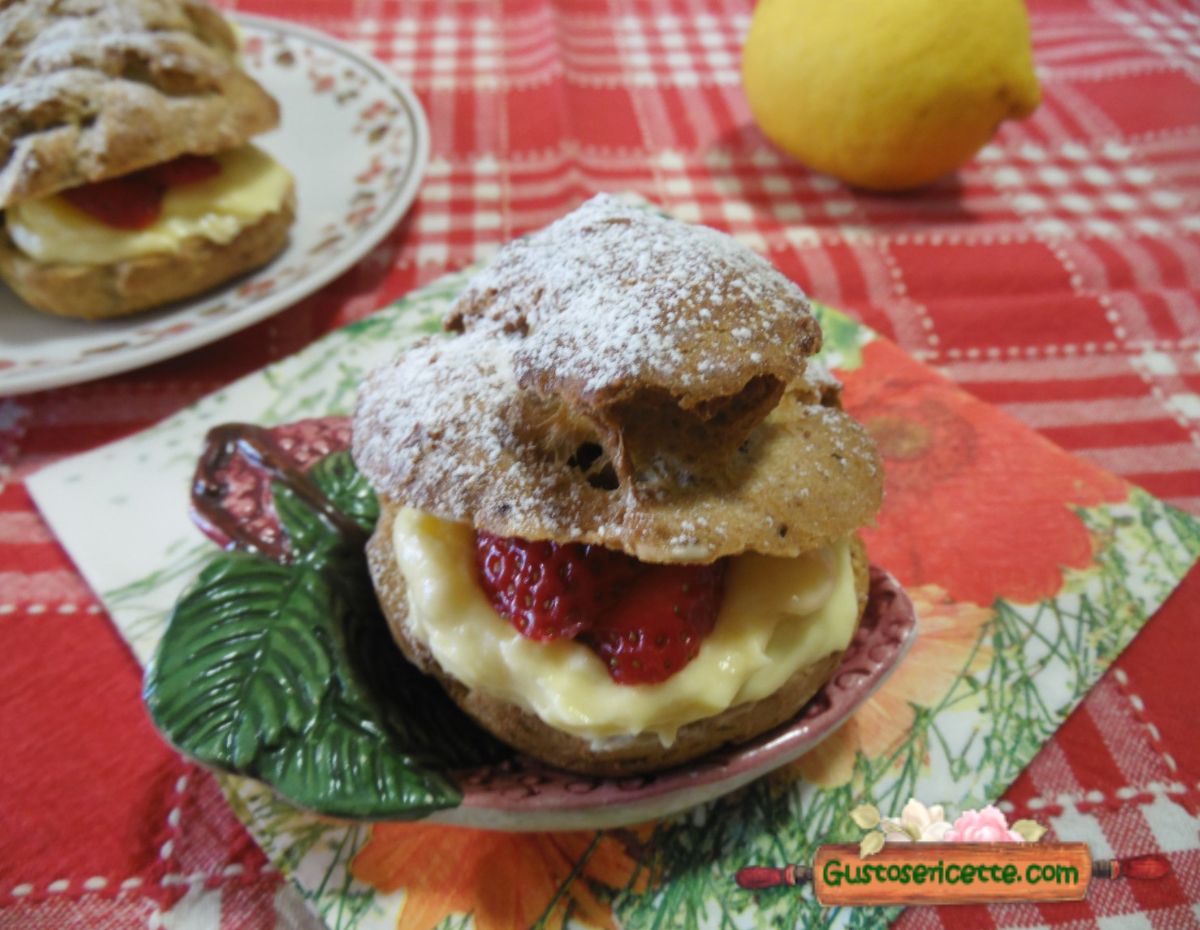 Bignè al pistacchio crema lemon curd e fragole