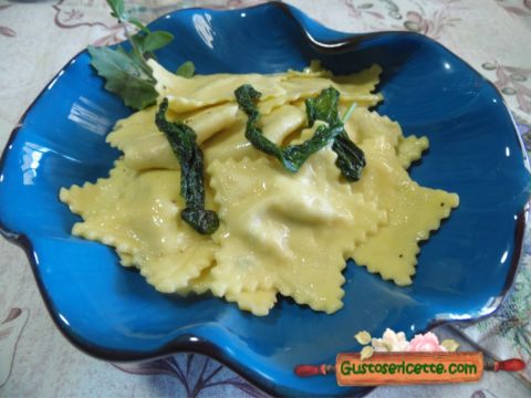 Ravioli al pesce con burro e salvia