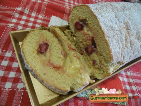 Rotolo con crema alla fava tonka e fragoline di bosco