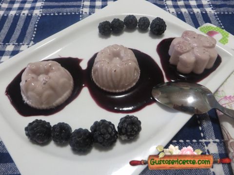 Panna cotta con marmellata di more