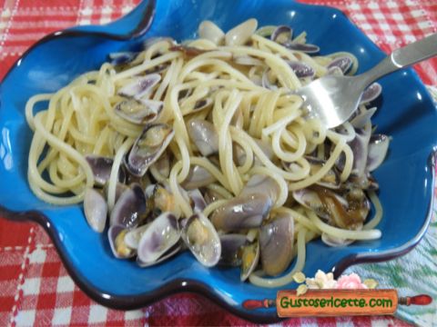 Spaghetti aglione telline e radicchio