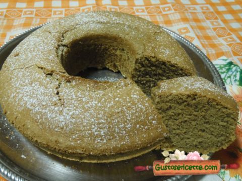 Ciambellone all’acqua senza zucchero al caffè e fava tonka