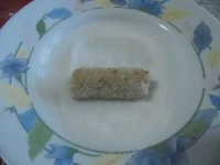 Passare i cilindri di pasta nello zucchero
