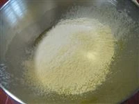 aggiungere le due farine setacciate