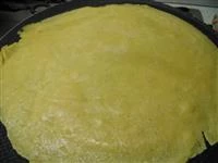 Mettere sul fuoco una padella per crepes, farla riscaldare bene, versare sopra un mestolino di pastella ed allargare velocemente