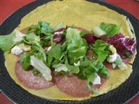 Far intiepidire la crepes, mettere sopra uno strato di fettine di salame , qualche fiocchetto di philadelphia e l'insalata già condita con olio e sale.